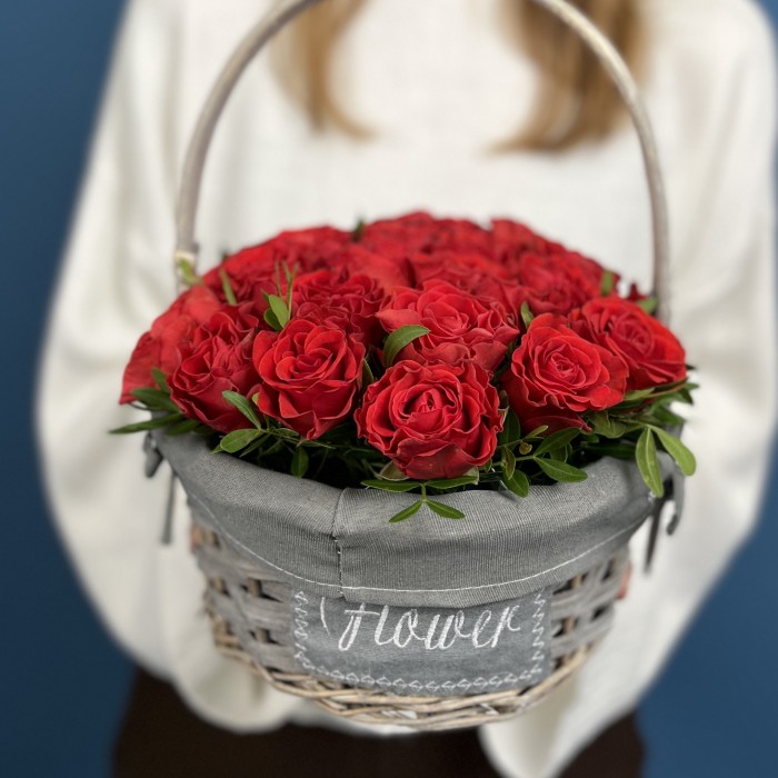 25 алых Роз Эль Торо в корзине